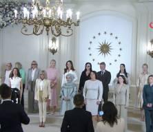 NATO Zirvesi'nde s&uuml;rpriz konser: Ajda Pekkan lider eşleri i&ccedil;in sahne aldı