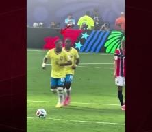 Neymar &ouml;nce omuz attı sonra &ouml;z&uuml;r diledi! 