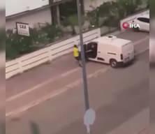 &Ouml;nce tartıştı, sonra arabayla kapıya sıkıştırdı! Dehşet anları kamerada
