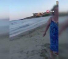 Plajda tesett&uuml;rl&uuml; anne ile kızına saldıran kadın mahkemeye sevk edildi