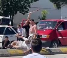  Trafikte meydan kavgası: Ka&ccedil;maya &ccedil;alışan minib&uuml;se taş fırlattılar
