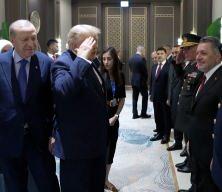 Trump'tan karşılama heyetindeki T&uuml;rk komutanlara asker selamı...