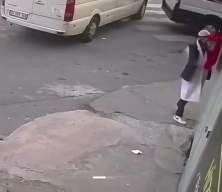 T&uuml;rk bayrağını s&ouml;k&uuml;p yere atmıştı! Yakalandı, bahanesi pes dedirtti!
