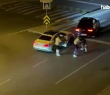 İstanbul Başakşehir'de trafik ter&ouml;r&uuml;: Bir s&uuml;r&uuml;c&uuml; dakikalarca yerde darbedildi