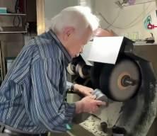 9 yaşında &ccedil;ırak olarak başladığı mesleğinde 63 yıldır devam ediyor