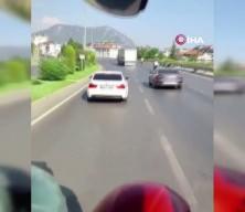 Alanya&rsquo;da itfaiyeye yol vermeyen s&uuml;r&uuml;c&uuml; cep telefonu kamerasında