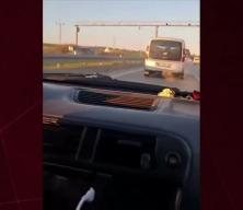 Sosyal medya uğruna ara&ccedil; kullanırken video &ccedil;eken s&uuml;r&uuml;c&uuml; kendi kazasını kaydetti