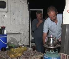 Bir yıllık emekleri i&ccedil;in sabaha kadar tarlada bekliyorlar!