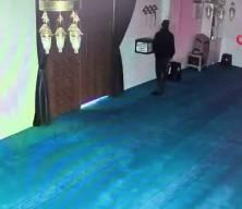 Camiye girdi, kaldırım taşıyla kırdığı yardım kutusundaki 100 bin lirayı &ccedil;aldı