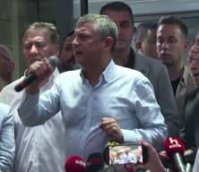 CHP'de &Ouml;zg&uuml;r &Ouml;zel parti i&ccedil;indeki il&ccedil;e başkanlarına talimat verdi "Bizden işaret bekleyin"