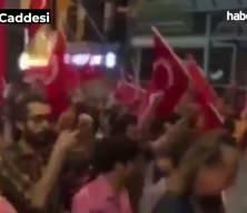 Darbeye karşı İstiklal Caddesi'nde tekbirli y&uuml;r&uuml;y&uuml;ş