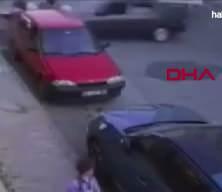 Fren yerine gaza basan s&uuml;r&uuml;c&uuml; bebek arabasına ve vatandaşa &ccedil;arptı
