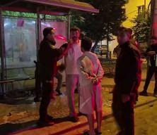Hem polise hem muhabire saldırdılar! Eskişehir'de alkoll&uuml; s&uuml;r&uuml;c&uuml; kaosu