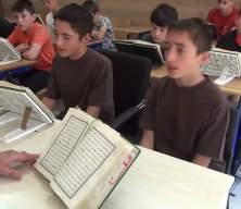 İkiz kardeşler azmetti: 13 yaşında birlikte hafızlığa ulaştılar!