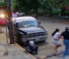 Kaldırım &ccedil;ıkan s&uuml;r&uuml;c&uuml; &ccedil;ocuğu ve annesini az kalsın eziyordu!
