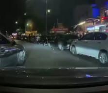 Kamerayı g&ouml;r&uuml;nce ne yapacağını şaşırdı! Yol kesen magandaya ceza yağdı