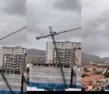 Şantiyedeki kule vin&ccedil; evlerin &uuml;zerine devrildi, g&ouml;renler şaştı kaldı