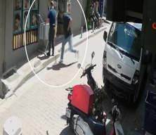 Tıraşını beğenmedi g&uuml;nler sonra berberini bı&ccedil;akladı: O anlar kamerada
