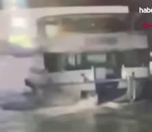 Hali&ccedil;'te korkun&ccedil; kaza! Tur teknesi k&ouml;pr&uuml;ye &ccedil;arptı... Gen&ccedil; denizcinin acı sonu