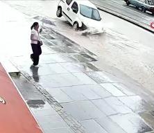 Ankara&rsquo;da sağanak sele neden oldu; ara&ccedil;lar s&uuml;r&uuml;klendi
