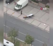  Avcılar'da fırtına sırasında u&ccedil;an reklam panosu bir vatandaşın &uuml;zerine d&uuml;şt&uuml;