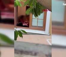 B&uuml;y&uuml;k&ccedil;ekmece'de skandal g&ouml;r&uuml;nt&uuml;! 10 yaşındaki &ccedil;ocuğa şiddet kamerada