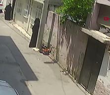 &Ccedil;arşaf giyip, maymuncukla kapısını a&ccedil;tıkları evden altın ve para &ccedil;aldılar
