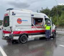 &Ccedil;ekmek&ouml;y'de devrilen ambulansın s&uuml;r&uuml;c&uuml;s&uuml; yaralandı