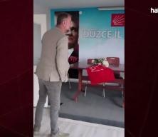 CHP D&uuml;zce İl Başkanı Kenan Akın, kilitli parti binasının kapısını kırarak i&ccedil;eri girdi!
