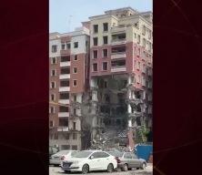 &Ccedil;in&rsquo;de yıkım sırasında akılalmaz anlar! Yıkılan bina ara&ccedil;ların &uuml;st&uuml;ne &ccedil;&ouml;kt&uuml;!