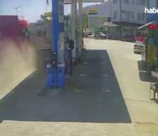 Denizli'de şof&ouml;r&uuml;n&uuml; arı sokan tır, başka bir tıra &ccedil;arptı