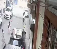 Esenler'de sokakta oynayan &ccedil;ocuklar, u&ccedil;an &ccedil;atının altında kalmaktan son anda kurtuldu