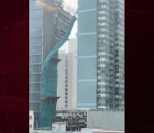 Hong Kong'da dev iskele kağıt gibi yıkıldı: O anlar kamerada