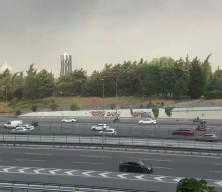 İstanbul&rsquo;da beklenen fırtına başladı: Vatandaşlar zor anlar yaşadı!