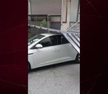 İstanbul&rsquo;da beklenen fırtına başladı: Vatandaşlar zor anlar yaşadı!