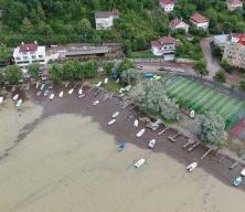 Kastamonu'da selin s&uuml;r&uuml;klediği odunlar denizi kapladı