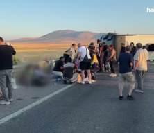 K&uuml;tahya'da yolcu otob&uuml;s&uuml; bariyerlere &ccedil;arpıp devrildi! 31 kişi yaralı