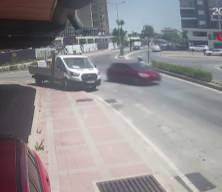 Manevra yaptı ama kurtaramadı! Motosikletli kadın b&ouml;yle savruldu