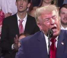 Trump konuşurken arkadan taklidini yaptı