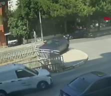 Pendik'te otomobil dereye d&uuml;şt&uuml;; kaza kamerada