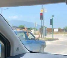 Seyir halindeki otomobilden ayağını &ccedil;ıkardı 280 bin TL ceza yedi!