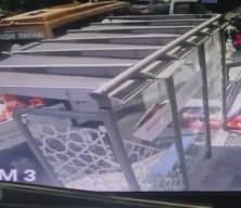 Silivri'de kamyonet durağa daldı: 1 kadın yaralandı