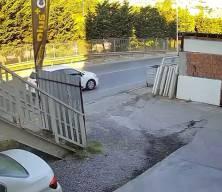 Sultanbeyli'de motosiklet ile hafif ticari aracın &ccedil;arpıştığı kaza kamerada