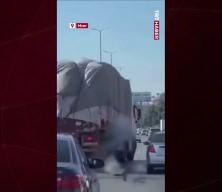 Kamyon şof&ouml;r&uuml;nden akılalmaz hamle: Lastiği patlayan aracı devrilmekten b&ouml;yle kurtardı