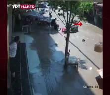 Balık havuzu patladı sokak g&ouml;le d&ouml;nd&uuml;: Minik &ccedil;ocuk akıntıya b&ouml;yle kapıldı!
