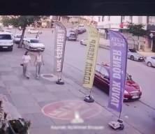 16 yaşındaki kızlara laf atanları uyardı, tekme tokat d&ouml;v&uuml;ld&uuml;!