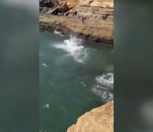 ABD'de deniz keyfi faciayla bitti: 17 Yaşındaki gen&ccedil; u&ccedil;urumdan kayalara &ccedil;akıldı