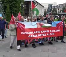  Erzurum'da sağlık&ccedil;ılar 142. kez Gazze i&ccedil;in y&uuml;r&uuml;d&uuml;
