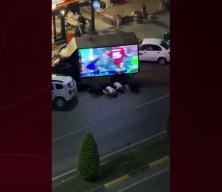 Trabzonspor taraftarları dev ekrandaki Salah videosunun &ouml;n&uuml;nde secde etti