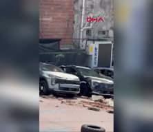 Kağıthane'de duvar &ccedil;&ouml;kt&uuml;: 12 sıfır ara&ccedil; hasar g&ouml;rd&uuml;